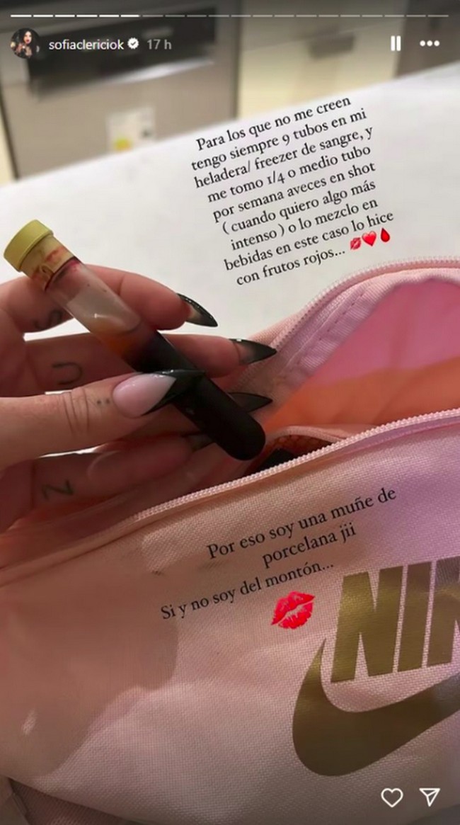 Dalam foto lain, Sofia memamerkan darahnya yang disimpannya untuk dibawa ke mana-mana. Untuk membuktikan kepada para follower, ia menunjukkan sebuah wadah kecil memang berisi cairan merah dan disimpan di dalam tas kosmetik. Sofia mengaku memang selalu menyiapkannya. Aku membawa darahku dan mereka (bartender) mencampurnya ke dalam lemonade untukku, tulisnya. Foto: Instagram Sofía Clerici