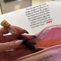 Dalam foto lain, Sofia memamerkan darahnya yang disimpannya untuk dibawa ke mana-mana. Untuk membuktikan kepada para follower, ia menunjukkan sebuah wadah kecil memang berisi cairan merah dan disimpan di dalam tas kosmetik. Sofia mengaku memang selalu menyiapkannya. Aku membawa darahku dan mereka (bartender) mencampurnya ke dalam lemonade untukku, tulisnya. Foto: Instagram Sofía Clerici