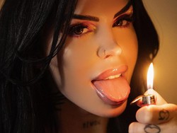 Potret Model yang Jadi Sensasi, Ngaku Suka Minum Darah Sendiri Demi Awet Muda