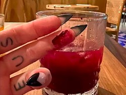 Ngeri, Model Ini Ngaku Suka Minum Darah Sendiri Demi Tampil Awet Muda