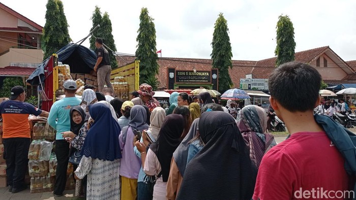 Suasana operasi pasar murah di Alun-alun Kecamatan Manonjaya Tasikmalaya.