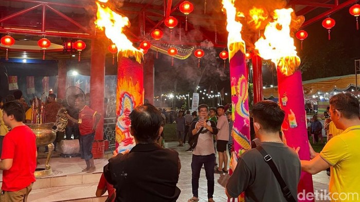 Suasana puncak perayaan Cap Go Meh di Pulau Kemaro, Palembang, Sumatera Selatan (Sumsel).
