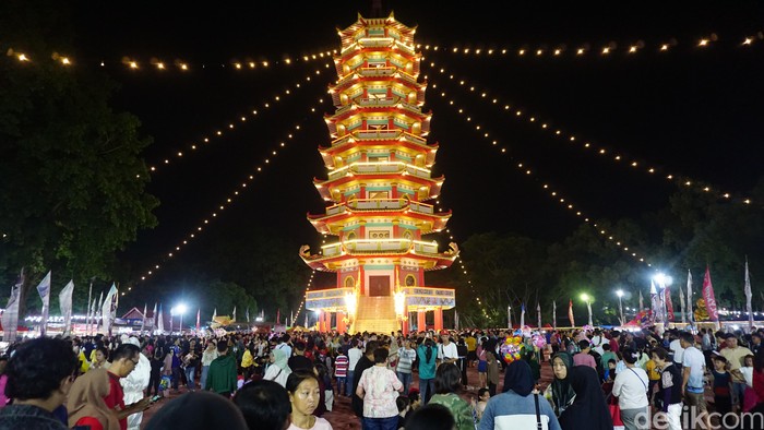 Suasana ramai di malam puncak perayaan Cap Go Meh di Pulau Kemaro Palembang.