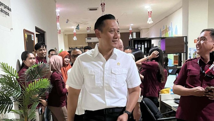 Menteri ATR Agus Harimurti Yudhoyono (AHY) mengunjungi Kanwil BPN Provinsi Sulawesi Utara. Ia juga ke Kantor Pertanahan Kota Manado pada Kamis (22/02/2024).