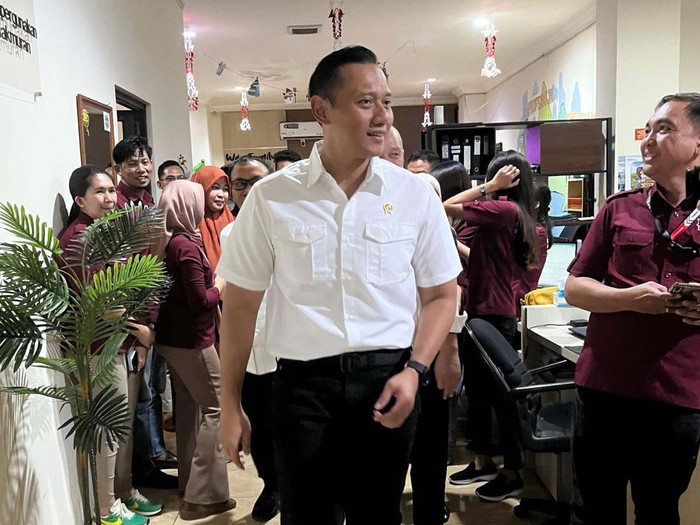 Menteri ATR Agus Harimurti Yudhoyono (AHY) mengunjungi Kanwil BPN Provinsi Sulawesi Utara. Ia juga ke Kantor Pertanahan Kota Manado pada Kamis (22/02/2024).