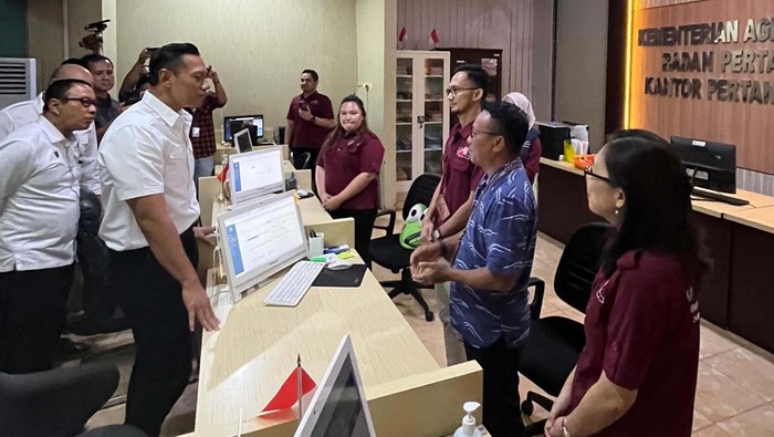 Menteri ATR Agus Harimurti Yudhoyono (AHY) mengunjungi Kanwil BPN Provinsi Sulawesi Utara. Ia juga ke Kantor Pertanahan Kota Manado pada Kamis (22/02/2024).