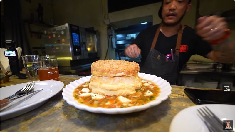 Omelet viral di Thailand harganya Rp 563 ribu.