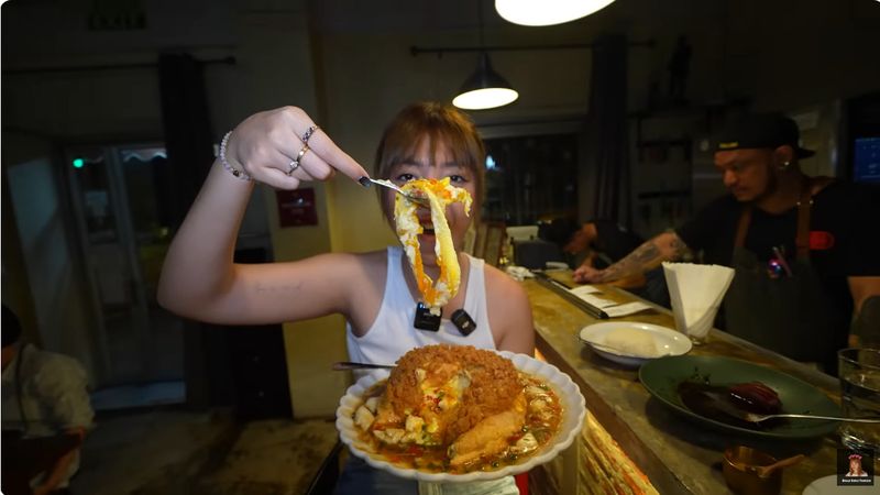 Omelet viral di Thailand harganya Rp 563 ribu.