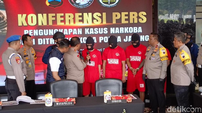 Tersangka kurir sabu jaringan Fredy Pratama dihadirkan di Mapolda Jateng, Jumat (23/2/2024).