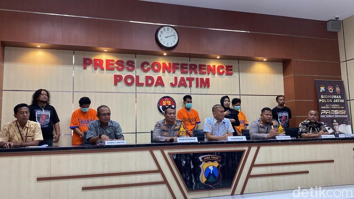 Polda Jawa Timur menangkap tiga pelaku pelempar bondet rumah Ketua KPPS di Pamekasan, Jumat (23/2/2024).