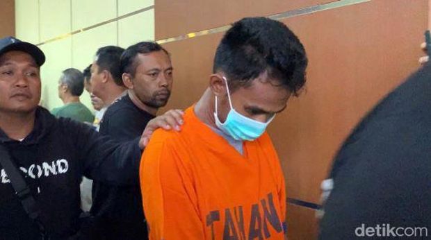 Polda Jawa Timur menangkap tiga pelaku pelempar bondet rumah Ketua KPPS di Pamekasan, Jumat (23/2/2024).