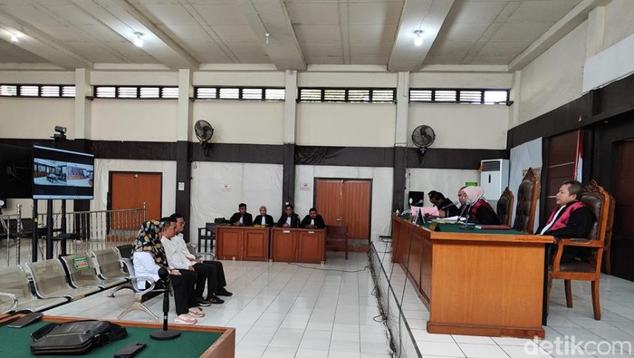 Tiga terdakwa kasus korupsi dana hibah Pilkada 2019 di Ogan Ilir, jalani sidang vonis di PN Palembang.