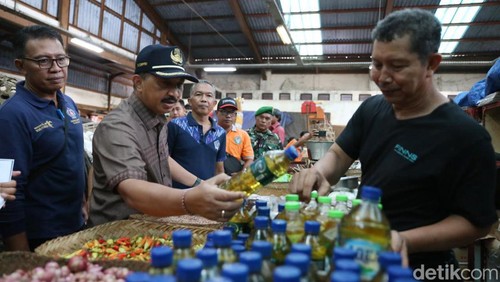 Tim monitoring ketahanan pangan Pemkab Klungkung menggelar sidak harga kebutuhan pokok, Jumat (23/2/2024). (Foto: Putu Krista/detikBali)