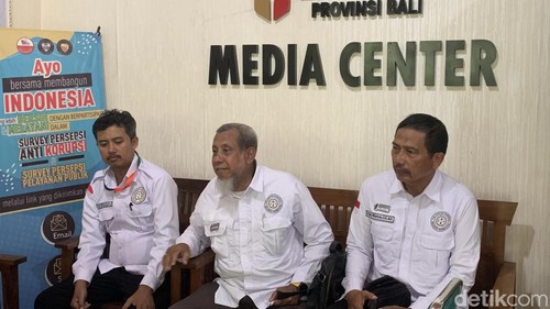 Timnas AMIN Bali mendatangi Bawaslu Bali terkait laporan dugaan kecurangan pemilu, Jumat (23/2/2024). (Rizki Setyo Samudero)