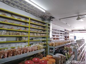 Berburu Oleh-oleh Khas Cirebon di Toko Sumber Jaya