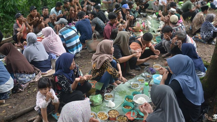 Warga berdoa bersama sebelum menyantap hidangan saat tradisi Nyadran Babadan di Kemiriombo, Gemawang, Temanggung, Jawa Tengah, Jumat  (23/2/2024). Setiap Jumat Kliwon bulan Ruwah penangalan Jawa, warga setempat melaksanakan tradisi Nyadran atau Merti Dusun dengan memotong kambing dan memasaknya di sekitar makam dusun untuk disantap bersama sebagai ungkapan syukur kepada Tuhan YME. ANTARA FOTO/Anis Efizudin/Spt.