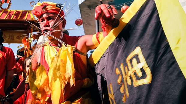 Tradisi tatung cuci jalan atau tolak bala di Singkawang, Kalimantan Barat menjelang perayaan Cap Go Meh Tradisi tatung cuci jalan atau tolak bala di Singkawang, Kalimantan Barat menjelang perayaan Cap Go Meh pada Jumat (23/2/2024).