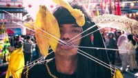 Salah satu aksi ekstrem tatung saat cuci jalan atau tolak bala di Singkawang. (dok. Biro Komunikasi Kemenparekraf)