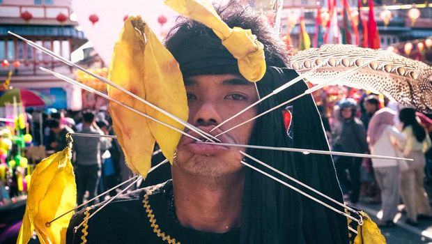 Tradisi tatung cuci jalan atau tolak bala di Singkawang, Kalimantan Barat menjelang perayaan Cap Go Meh pada Jumat (23/2/2024).