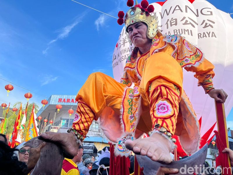 Tradisi tatung cuci jalan atau tolak bala di Singkawang, Kalimantan Barat menjelang perayaan Cap Go Meh pada Jumat (23/2/2024).