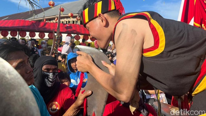 Tradisi tatung cuci jalan atau tolak bala di Singkawang, Kalimantan Barat menjelang perayaan Cap Go Meh pada Jumat (23/2/2024).