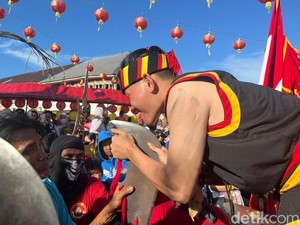 Sambut Cap Go Meh di Singkawang, Tatung Kebal Benda Tajam Lakukan Cuci Jalan
