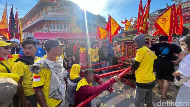 Tradisi tatung cuci jalan atau tolak bala di Singkawang, Kalimantan Barat menjelang perayaan Cap Go Meh pada Jumat (23/2/2024).
