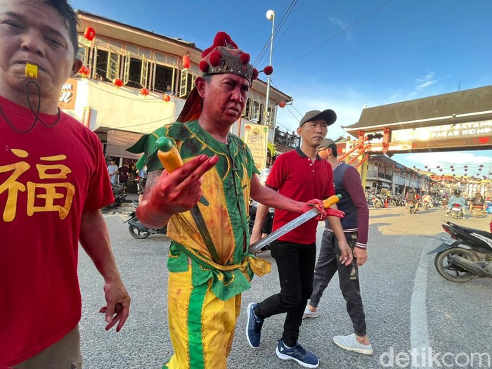 Tradisi tatung melaksanakan tolak bala atau cuci jalan menjelang Cap Go Meh di SIngkawang, Kalbar, Jumat (23/2/2024).