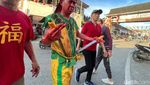 Ekstrem Ritus Tatung Ditusuk Benda Tajam untuk Tolak Bala Jelang Cap Go Meh
