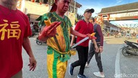 Tradisi tatung melaksanakan tolak bala atau cuci jalan menjelang Cap Go Meh di SIngkawang, Kalbar, Jumat (23/2/2024). (Femi Diah/detikcom)