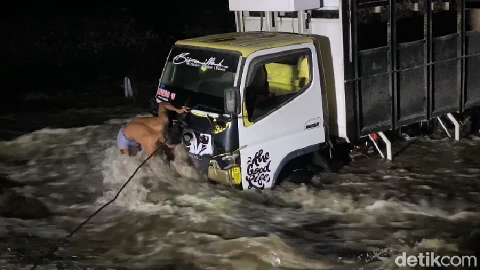 Truk penambang terseret banjir lahar Semeru di Lumajang