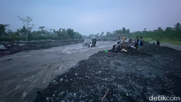 Truk penambang terseret banjir lahar Semeru di Lumajang