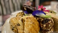 Untuk varian manisnya  tak kalah beragam. Sama seperti Inggris, afternoon tea ala Turki ini juga ada scone dan Pistachio Marzipan dipped in White Chocolate. Foto: detikcom