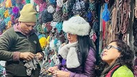Belanja suvenir di Nepal.