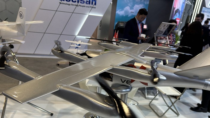 Prototipe Vela Alpha, mobil terbang buatan Bandung, dipamerkan di Singapore Airshow.