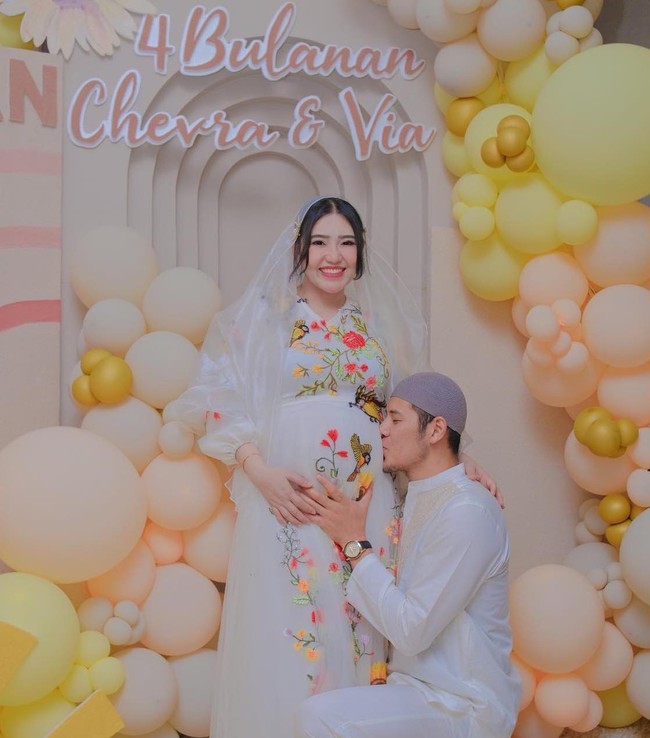 Setelah sempat keguguran, di tahun 2024 Via Vallen dan suaminya, Chevra, akhirnya kembali mengumumkan kabar bahagia kehamilan mereka. Keduanya juga sudah menggelar acara syukuran 4 bulanan. Di acara tersebut keduanya terlihat kompak mengenakan pakaian berwarna putih. Foto: Instagram @viavallen