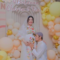 Setelah sempat keguguran, di tahun 2024 Via Vallen dan suaminya, Chevra, akhirnya kembali mengumumkan kabar bahagia kehamilan mereka. Keduanya juga sudah menggelar acara syukuran 4 bulanan. Di acara tersebut keduanya terlihat kompak mengenakan pakaian berwarna putih. Foto: Instagram @viavallen