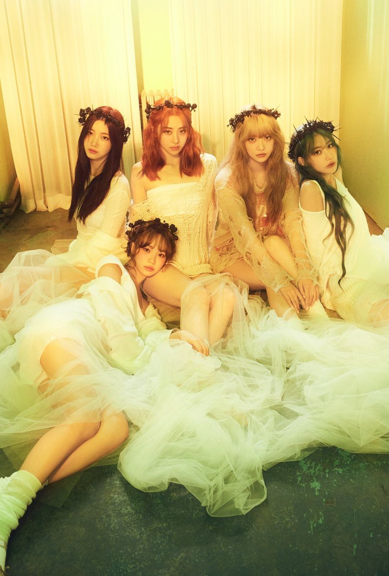 Video klip LE SSERAFIM 'EASY' memuat unsur agama Katolik dan menuai kritik