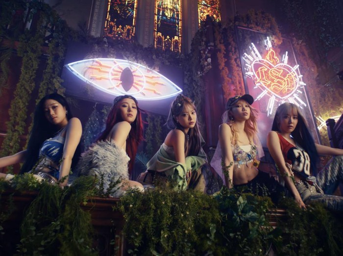 Video klip LE SSERAFIM EASY memuat unsur agama Katolik dan menuai kritik