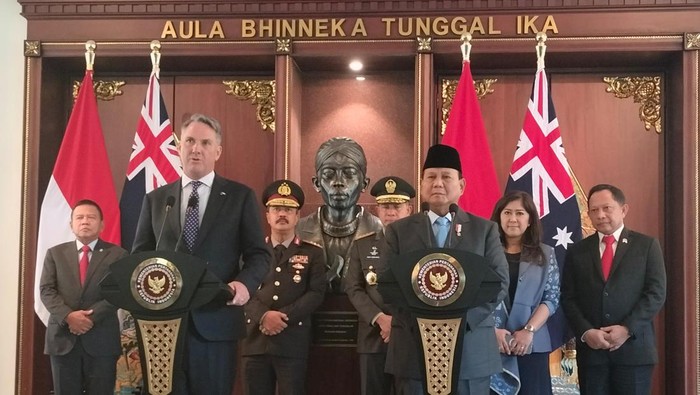 Menteri Pertahanan (Menhan) RI, Prabowo Subianto, menerima ucapan selamat atas hasil Pilpres 2024 dari Wakil Perdana Menteri (PM) sekaligus Menhan Australia, Richard Marles MP. Ucapan selamat Richard kepada Prabowo disampaikan usai melakukan pertemuan di kantor Kementerian Pertahanan (Kemhan), Jumat (23/2/2024).