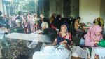 Warga Antre Pembagian Bantuan Beras di Kabupaten Bogor