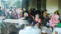 Sejak pagi hari warga berbondong-bondong mendatangi kantor desa untuk mengambil bantuan Cadangan Beras Pemerintah (CBP). 