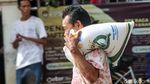 Warga Antre Pembagian Bantuan Beras di Kabupaten Bogor