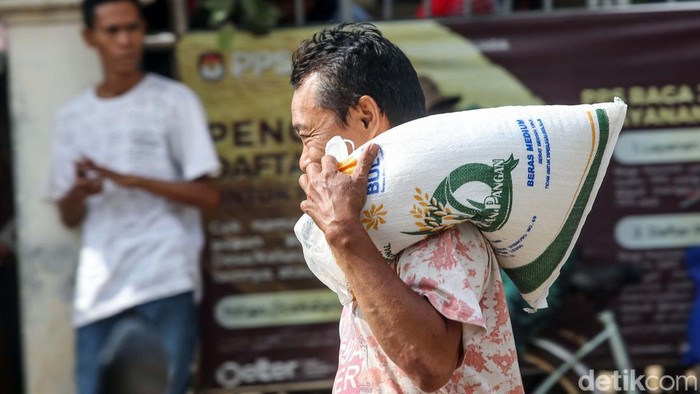 Pembagian bantuan Cadangan Beras Pemerintah (CBP) dilakukan di Kantor Desa Ragajaya, Kabupaten Bogor, Jumat (23/2/2024). Warga mengantre panjang.