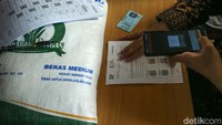 Namun yang mendapatkannya ialah orang yang telah terdaftar dan mendapat undangan. Diketahui CBP ini rutin dibagikan setiap bulannya, warga yang mendapatkan haknya datang dengan membawa lembaran kertas berisi barcode. 