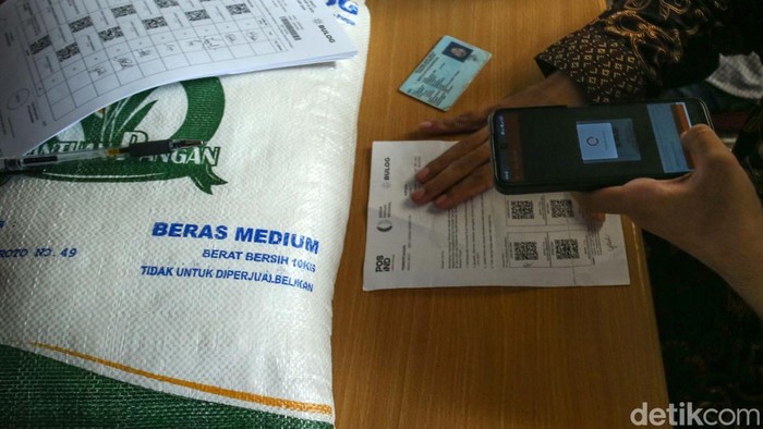 Pembagian bantuan Cadangan Beras Pemerintah (CBP) dilakukan di Kantor Desa Ragajaya, Kabupaten Bogor, Jumat (23/2/2024). Warga mengantre panjang.
