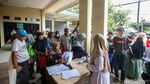 Warga Antre Pembagian Bantuan Beras di Kabupaten Bogor