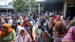 Warga Antre Pembagian Bantuan Beras di Kabupaten Bogor