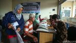 Warga Antre Pembagian Bantuan Beras di Kabupaten Bogor
