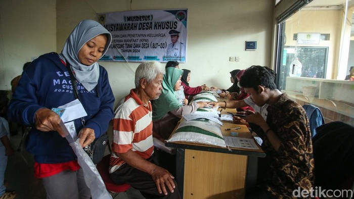 Pembagian bantuan Cadangan Beras Pemerintah (CBP) dilakukan di Kantor Desa Ragajaya, Kabupaten Bogor, Jumat (23/2/2024). Warga mengantre panjang.